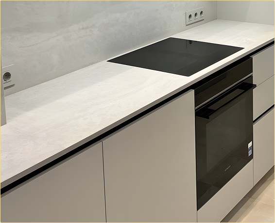 Premium Beschläge — Küche mit Kochfeld